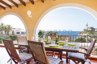 VILLA SITUADA FRENTE A LA PLAYA CALA’N BRUT