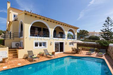 VILLA SITUADA FRENTE A LA PLAYA CALA’N BRUT