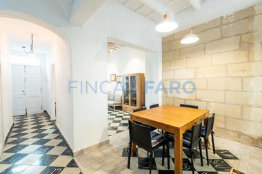 REFORMADA CON ENCANTO Y ELEGANCIA ESTUPENDA CASA CENTENARIA CON ASCENSOR Y TERRAZA SITUADA A UNOS 200M DE LA IGLESIA DEL CARMEN Y MERCAT DES PEIX EN MAHON