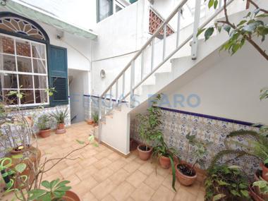 Casa centenaria en planta baja con patio y garaje, situada en pleno centro de Mahón.