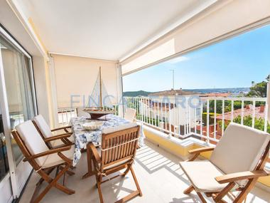 Confort, amplitud y una excelente ubicación se unen en este magnífico piso reformado con piscina, garaje y trastero, a pocos minutos del Puerto de Mahón