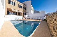 SITUATA SUL PORTO DI MAHON, CASA IN VENDITA CON MOLTA LUCE NATURALE, PISCINA, PATIO, TERRAZZA E GARAGE. Maó