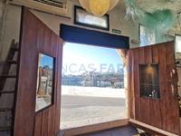 Con carácter, en primera línea de mar, se vende antigua cueva adaptada a local comercial. Es Castell