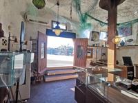 Con carácter, en primera línea de mar, se vende antigua cueva adaptada a local comercial. Es Castell