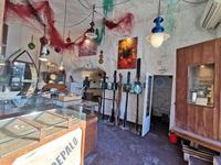 Con carácter, en primera línea de mar, se vende antigua cueva adaptada a local comercial. Es Castell