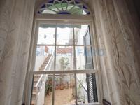 Casa centenaria en planta baja con patio y garaje, situada en pleno centro de Mahón. Maó