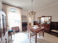 Casa centenaria en planta baja con patio y garaje, situada en pleno centro de Mahón. Maó