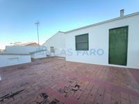 Une superbe opportunité à Mahón ! Maison individuelle offrant de multiples possibilités, idéale pour les familles ou ceux qui recherchent de l'espace et du confort. Maó