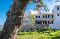 SITUATA SOPRA IL PORTO DI MAHON, CASA IN VENDITA CON MOLTA LUCE NATURALE, PISCINA, TERRAZZA E GARAGE. Maó