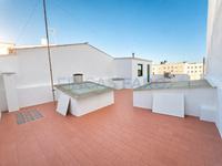 ¡Gran oportunidad en Mahón! Casa independiente con múltiples posibilidades, ideal para familias o quienes buscan espacio y comodidad. Maó