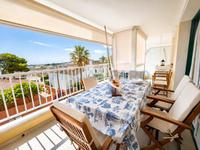 Confort, amplitud y una excelente ubicación se unen en este magnífico piso reformado con piscina, garaje y trastero, a pocos minutos del Puerto de Mahón Maó